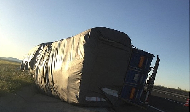 Iğdır&#039;dan hareket eden saman dolu tır devrildi