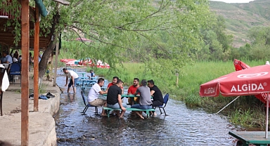 Iğdırlı vatandaşların yaz aylarında vazgeçilmez mekânı Hamurkesen alabalık tesisleri