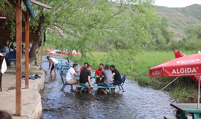 Iğdırlı vatandaşların yaz aylarında vazgeçilmez mekânı Hamurkesen alabalık tesisleri