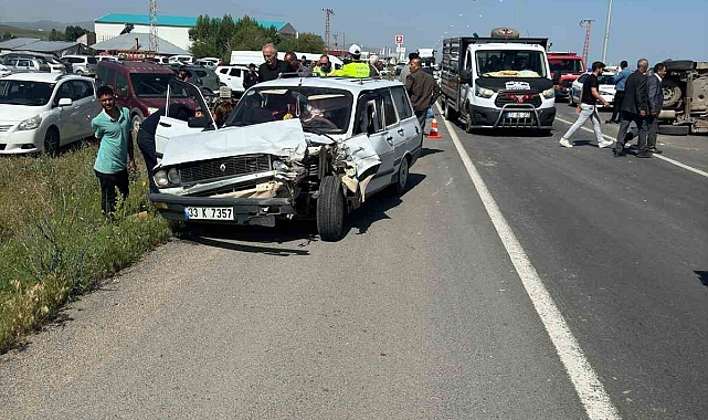 İki otomobil çarpıştı, 4 kişi yaralandı
