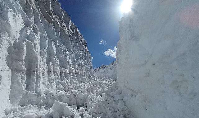 İkiyaka Dağlarında haziran ayında 8 metrelik kar tünelleri