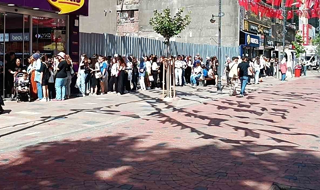 İndirimi duyanlar, uzun kuyruklar oluşturdu