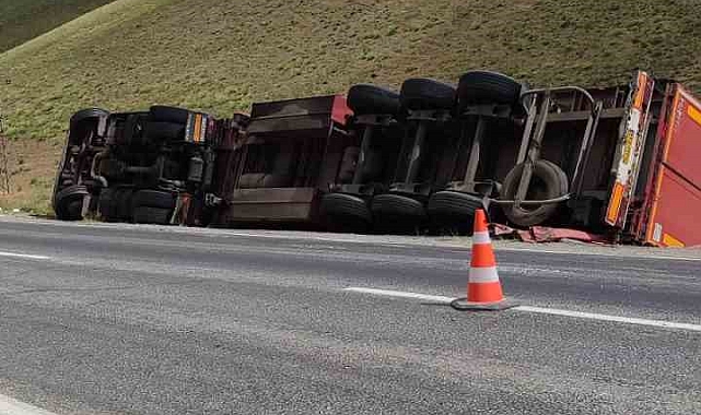 İran plakalı bir tır, bilinmeyen bir sebepten dolayı devrildi