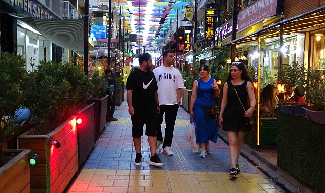 İranlı turistler, esnafa çifte bayram yaşattı