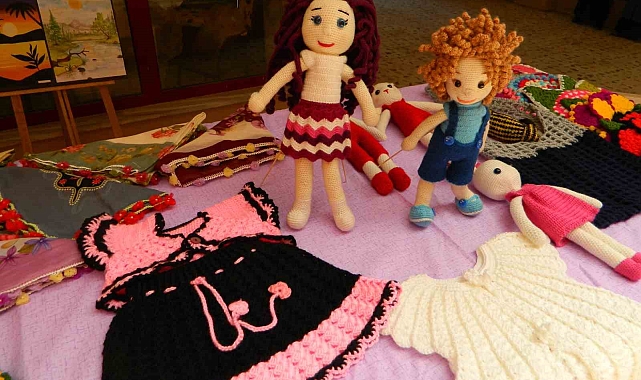 İş merkezinden açılan kursta kursiyerlerin yaptığı eserler sergilendi