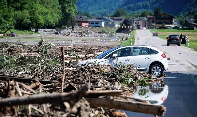 İsviçre&#039;de cuma günü meydana gelen toprak kaymasında 3 kişi kayıp