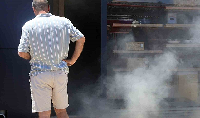 İşyeri yandı. çaresizce izledi