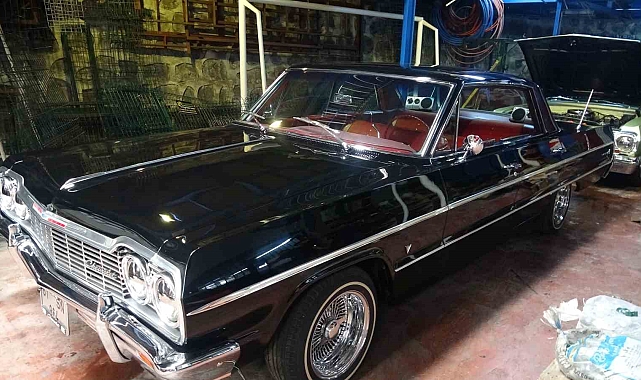 İşyerinin garajında sakladığı klasik otomobilleri trafiğe çıkarmaya bile kıyamıyor