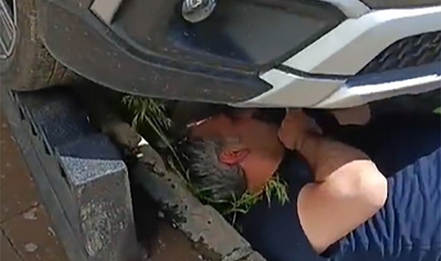 İtfaiye ekipleri, aracın motoruna giren yavru kediyi kurtardı