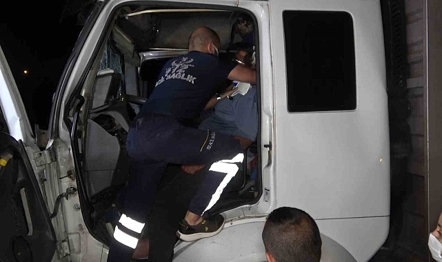 Kabine sıkışan sürücüyü itfaiye kurtardı