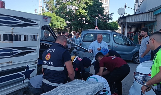 Kamyon, kamyonetle çarpıştı