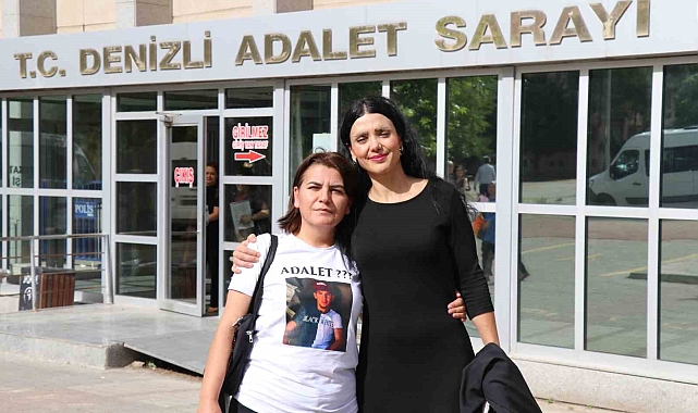 Karar duruşmasına üzerinde oğlunun fotoğrafı olan tişörtle katıldı