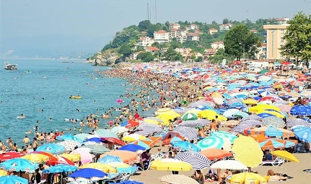 Karareniz&#039;e açılan kapı Akçakoca&#039;da 2 denize girmek yasaklandı.