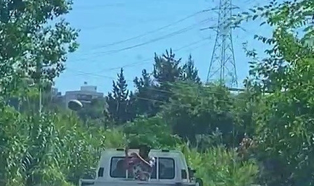 Karpuzları tekmeyle kamyonet kasasından yola fırlattı