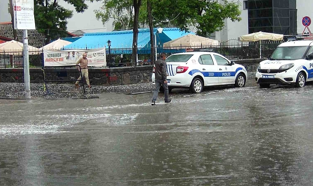 Kars&#039;ta cadde ve sokaklar sular altında kaldı