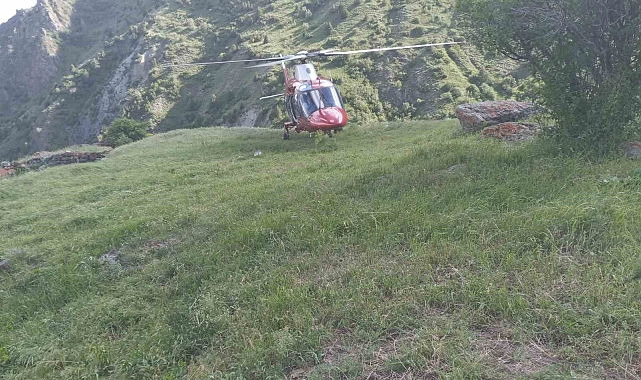 Kayalıklardan düşen kadını ambulans helikopter aldı