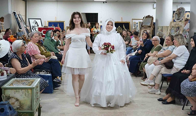 Kendi diktiği gelinliği, evlendikten 33 yıl sonra giydi