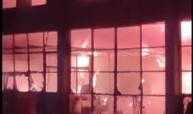 Kimyasal ürünlerin bulunduğu fabrikada çıkan yangın yürekleri ağza getirdi