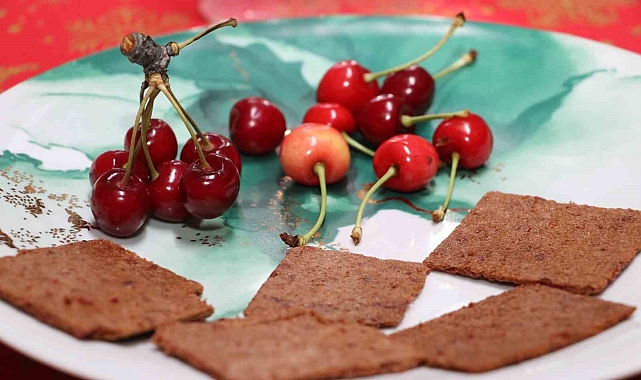 Kirazın posasından yapılmış kuru pestil, tarhanaya gibi kullanılıyor