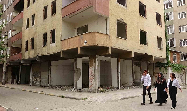 &quot;Kolonlar ikiye bölünmüş ama bina halen ayakta&quot;