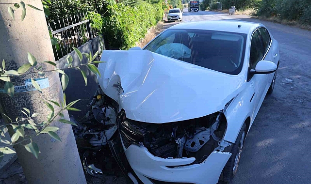 Kontrolden çıkan otomobil beton aydınlatma direğine çarptı