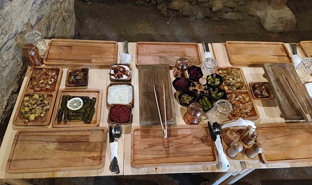 Köy evini yeniden düzenleyerek restoran haline getirdi