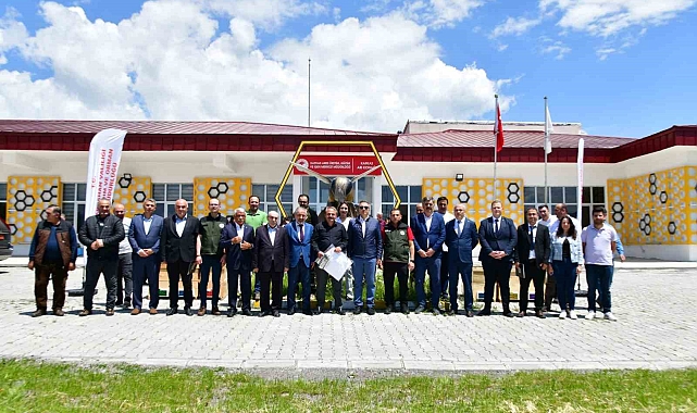 Kursu tamamlayan kursiyerlere kovan ve arıcılık malzemesi dağıtıldı