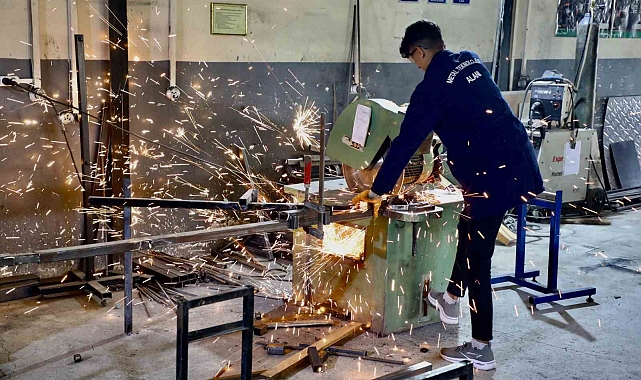 Meslek liseleri, üretim faaliyetleriyle adeta fabrikaya dönüşüyor