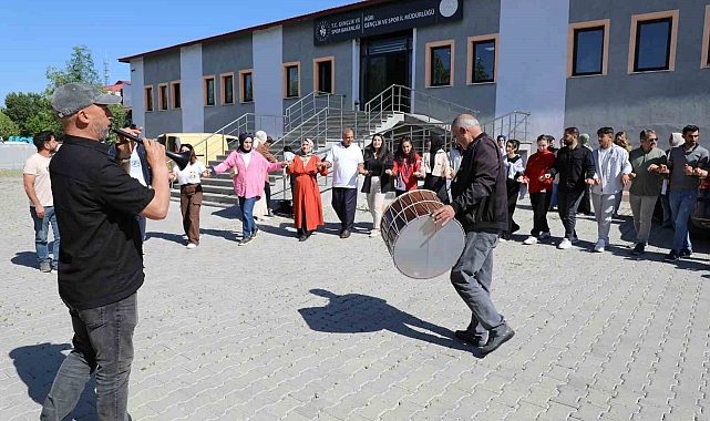 Milli sporcu Sibel Oruç, Ağrı&#039;da davul zurnayla karşılandı