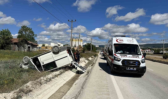 Minibüs, şarampole yuvarlandı