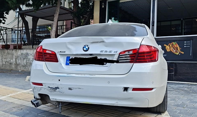 Motosiklet, lüks otomobile çarptı, hiçbir şey olmamış gibi yoluna devam etti