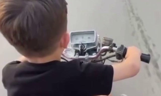 Motosikletlerin kontrolünü küçük çocuklara bırakıldı