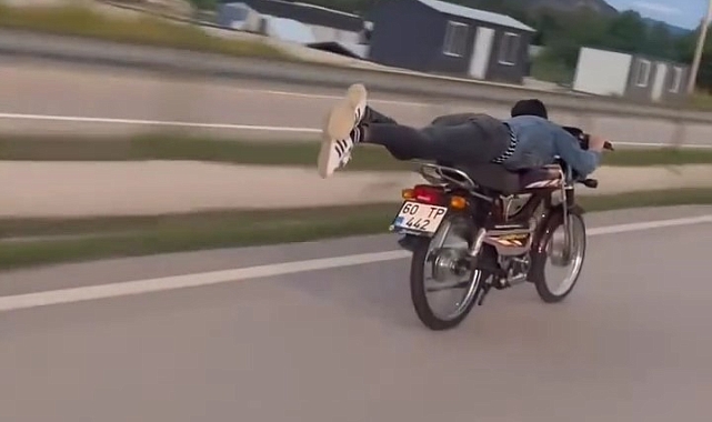 Motosikletlerin üzerine uzanarak ilerleyen sürücüye ceza yağdı