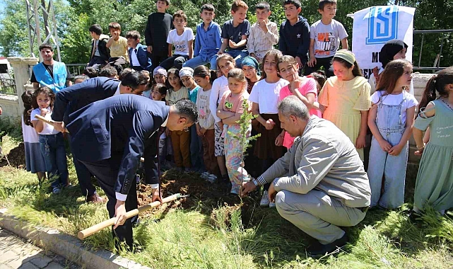 öğrenciler, savcı ve hakimlerle birlikte fidan dikti