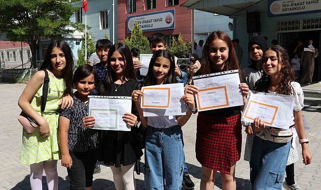 Öğrencilerin karne heyecanı