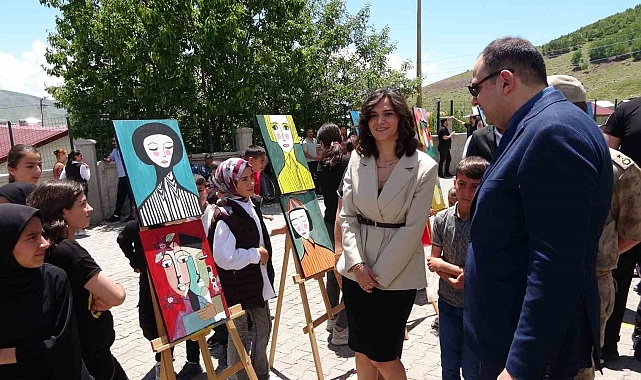 Öğrencilerin yapmış olduğu eserler, ünlü ressama taş çıkartıyor