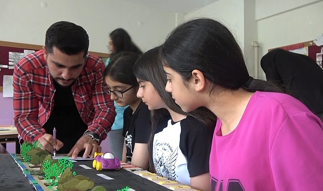 Öğretmen adaylarından, ahşap materyal tanıtımı