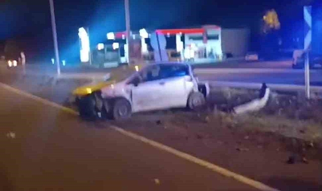 Önündeki araca çarpan otomobil takla attı