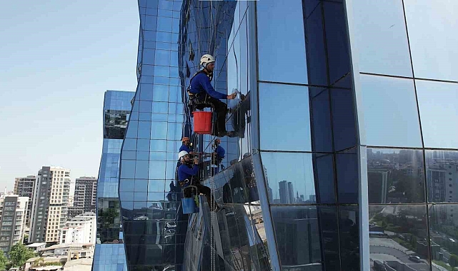 Örümcek adamlar, dron ile görüntülendi