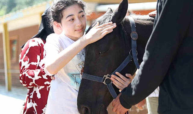 Otizmli ve fiziksel engelli çocuklar, atlara binerek terapi görüyor