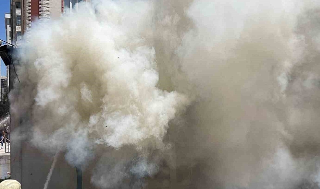 Oto yıkamada bulunan konteyner alev alev yandı