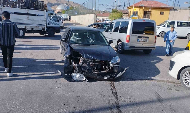 Otomobil ile hafif ticari kamyonet çarpıştı, 5 kişi yaralandı