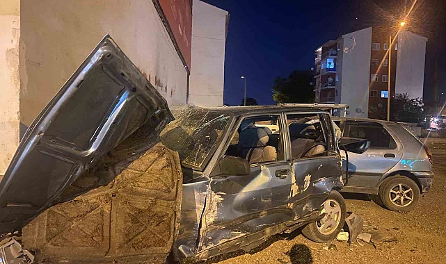 Otomobil, kağıt gibi ezildi