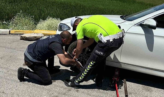 Otomobil lastiğinin patlak olduğu bir vatandaşın yardımına polis ekibi koştu