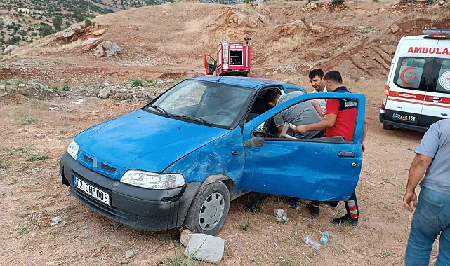 Otomobil sürücüsü park ettiği aracın altında kaldı