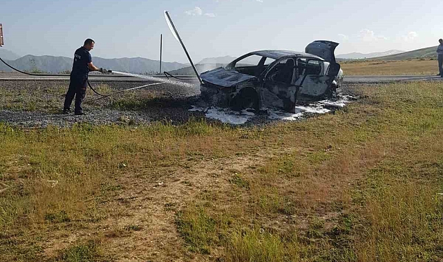 Otomobilin motoru, henüz bilinmeyen bir nedenle alev aldı