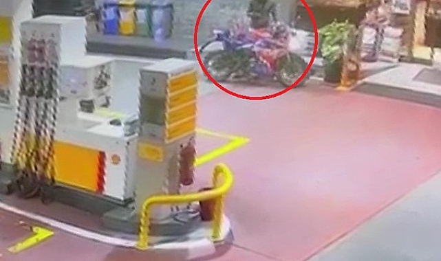 Otomobiliyle ezmeye çalıştı, yetmedi bıçakla kovaladı