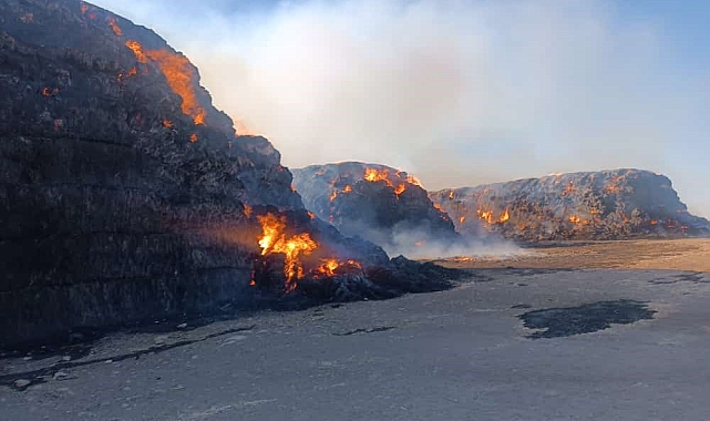 Özel bir firmaya ait 65 bin ton saman balyası yanarak kül oldu