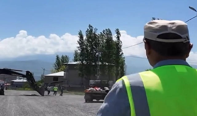 Özgür Mahallesinde toplam 1350 metrelik yol çalışması devam ediyor