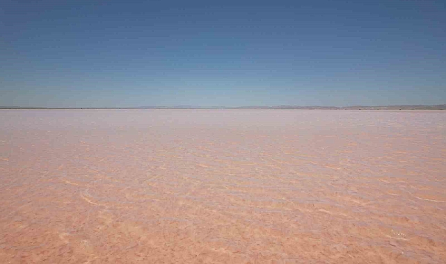 Pembe renge bürünen tuz gölü, Güneydoğu Asya&#039;dan gelen turistlere ev sahipliği yapıyor